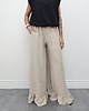spodnie materiałowe damskie Tkaninowe spodnie boucle z falbankami - Beige 2