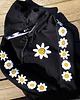 bluza z kapturem damska Czarna bluza z kapturem damska oversize z kwiatkami na rękawach 1