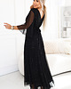 sukienki maxi damskie 654-5 Długa połyskująca sukienka plus size z dekoltem - CZARNA 2