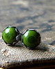 kolczyki wire wrapping ceramiczne w rumiankowej oprawie 1