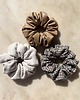 gumki do włosów Scrunchie Megha z ekoskóry w karmelowym kolorze 2