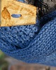 szale damskie Ręcznie dziergany niebieski komin z warkoczem i guzikiem z drewna oliwnego 1