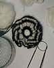 gumki do włosów Black & white crochet scrunchie. 3