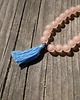 naszyjniki - inne Łososiowy naszyjnik choker z koralików z niebieskim chwostem 2