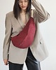 saszetka nerka Torebka BANANA BAG bordowa z jasnym paskiem 3
