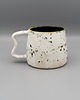 kubki Ceramiczny kubek z falistym uszkiem 1