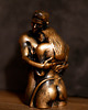 figurki i rzeźby Rzeźba z gipsu, W miłosnym uścisku, ogniste złoto, wys. 9,8 cm 2