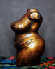figurki i rzeźby Duża kobieta w metalicznym złocie ognistym, 14 cm, rzeźba z gipsu 3