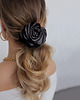 gumki do włosów Czarna, jedwabna róża na miniscrunchie 1