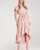 sukienki midi damskie Elegancka sukienka koktajlowa midi z falbaną i motylkowymi rękawami - M1179 4