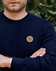 bluzy męskie Bluza męska bez kaptura crewneck z naszywką RÓŻA WIATRÓW granatowa - 2