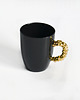 kubki i filiżanki czarny kubek ze złotym uchem 1