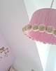 lampy do pokoju dziecka Różowa lampa sufitowa boho z beżowymi pomponami 1
