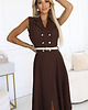 sukienki midi damskie 596-4 Elegancka szmizjerka midi ze złotymi guzikami i paskiem - CZEKOLADOWA 1