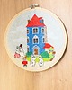 Ozdoby na ścianę Dolina Muminków na tle nieba, haft w tamborku 20 cm 3