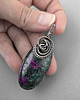 wisiory Amira - zoisyt rubinowy w oksydowanym srebrze, wire-wrapping 2