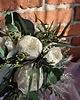 dodatki ślubne Stabilizowany bukiet ślubny z białymi różami i eukaliptusem 5