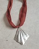 wisiory Naszyjnik ORIGAMI duży jedwab bordo, mosiądz w srebrnym kolorze 5
