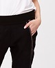 spodnie materiałowe damskie Spodnie z lamówką Nero Look 202 czarne 3