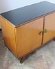 komody Komoda vintage Mid-Century Modern lata 60.  Drewno i szklany blat  Modernizm 6