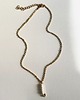 złote naszyjniki Minimalistyczny naszyjnik z agrafka i perłami - biżuteria handmade 3