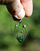 wisiory Psychodeliczny wisiorek z grzybem w kształcie serca z zielionym szkłem 3