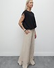 spodnie materiałowe damskie Tkaninowe spodnie boucle z falbankami - Beige 1