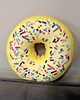 poduszki z grafiką Poduszka Duży Pączek Donut Żółty Z Posypką 2