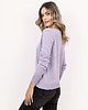 swetry damskie  Dzianinowy sweter z dekoltem w serek - SWE345 liliowy MKM 1