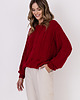 swetry damskie  Oryginalny sweter w warkoczowe wzory - SWE323 czerwony MKM 2