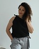 topy damskie Czarna lniana bluzka na ramiączkach 2