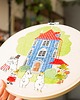 Ozdoby na ścianę Dolina Muminków na tle drzewa, haft w tamborku 20 cm 6
