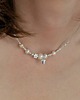 chokery Minimalistyczny choker z perłami i motylkiem 1