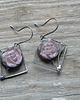 kolczyki wire wrapping Lepidolit - kwiaty  -  romby    -  kolczyki 1