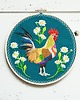 Ozdoby na ścianę Kogut w stokrotkach - zielone tło, haft w tamborku 20 cm 4