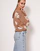 swetry damskie Sweter w kwiatki - SWE302 mocca MKM 2
