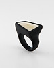 pierścionek z żywicy Czarny pierścionek FRAME z mlecznym bursztynem 2