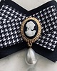 broszki Brosza Kamea Styl Glamour Dama Kameliowa z perłą 6