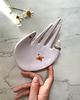 pojemniki na biżuterię Ceramiczna Dłoń Podstawka na Biżuterię Lolipop z Rakiem 3