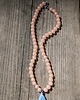 naszyjniki - inne Łososiowy naszyjnik choker z koralików z niebieskim chwostem 1