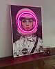 grafiki i ilustracje Retro Plakat LED Neon Astronautka w Ramie Vintage Dekoracja Ścienna 1
