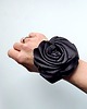 gumki do włosów Czarna, jedwabna róża na miniscrunchie 1