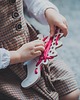 klocki i zabawki drewniane Dinozaur Aleks - drewniana przeplatanka Montessori, rozwój motoryki małej 3