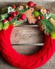 wianki bożonarodzeniowe Elegancki, świąteczny wianek w czerwonym sweterku 1