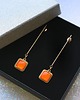 kolczyki pozłacane Eleganckie kolczyki pozłacane Chalcedon neonowy oranż 1