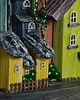 wieszaki Ręcznie wykonany drewniany wieszak na klucze z kolorowymi domkami . 4