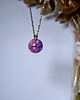 złote naszyjniki Naszyjnik z fioletowymi gipsówkami zamkniętymi w kulce z żywicy 1