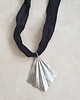 wisiory Naszyjnik ORIGAMI duży, jedwab, czarny, mosiądz w srebrnym kolorze 5
