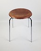 stołki Stołek Dot marki Fritz Hansen, zaprojektowany przez Arne Jacobsena. 3