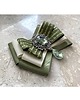 broszki Delikatna Brosza khaki z napisami NEW 1